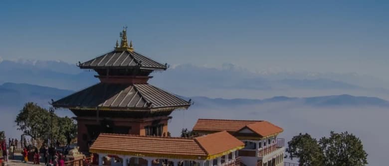 尼泊爾寺院與遠方的喜馬拉雅山景