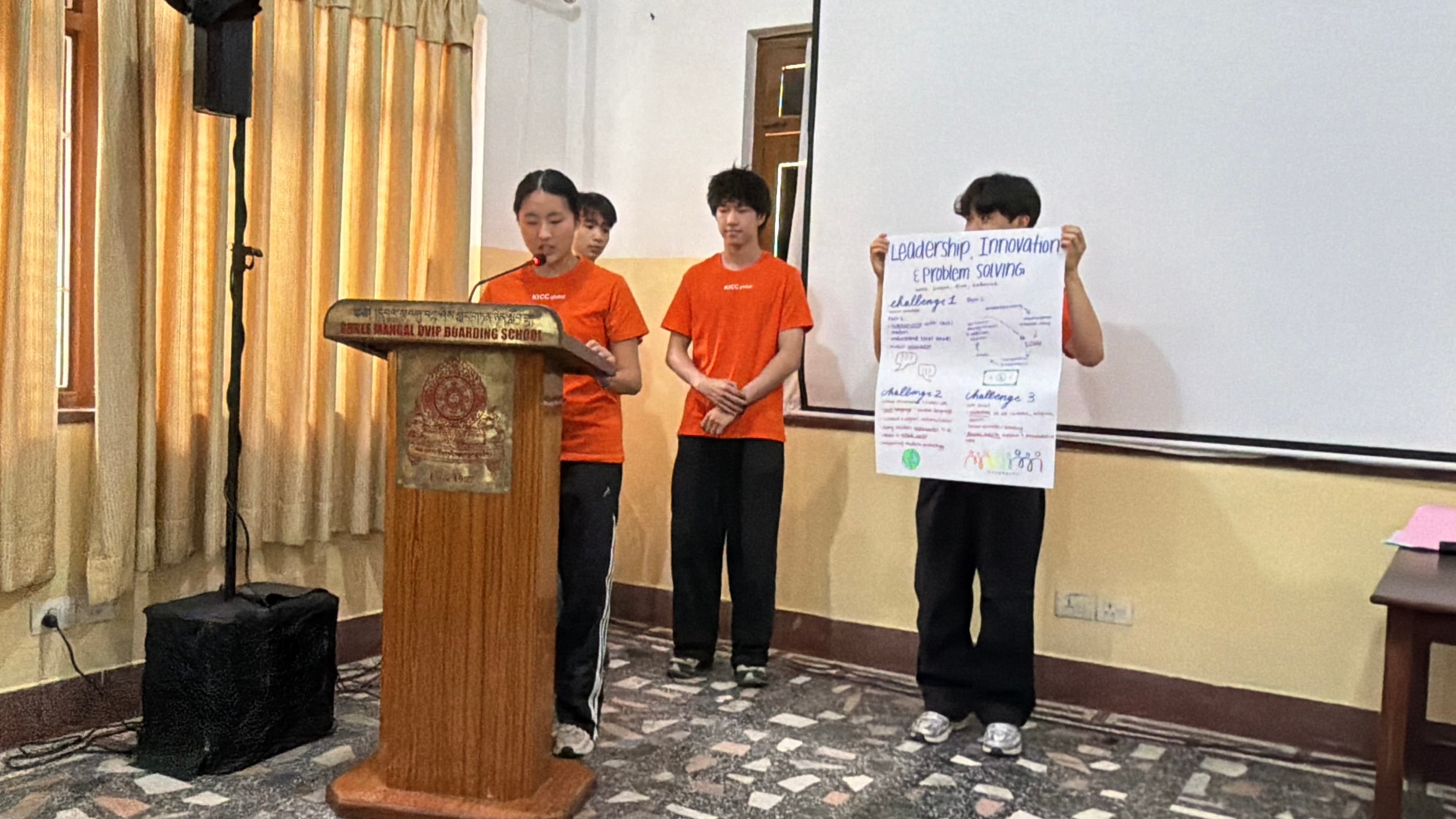 2026 年 7 月 17 日 SMD 學校,參與者展示領導力、創新與問題解決主題海報